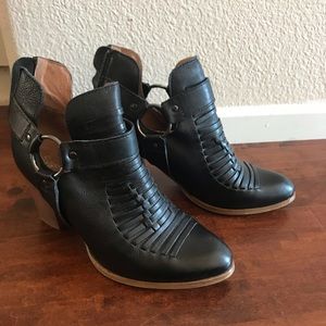 SEYCHELLES  Booties size 9